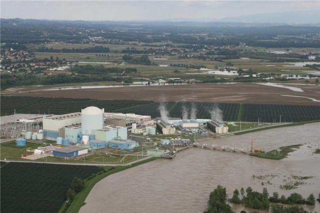 Das Atomkraftwerk Krško während eines Hochwassers im Jahr 2010