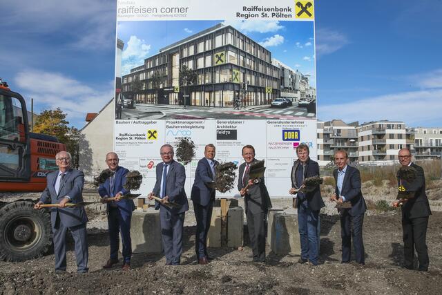 Raiffeisen Obmann ÖKR Johannes Sassmann, VZBGM Matthias Adl, Landeshauptfrau Stellvertreter Stephan Pernkopf, Direktor Thomas Schauer, Bürgermeister Matthias Stadler, Direktor Gerhard Buchinger und der Vorsitzende des Aufsichtsrates der Raiffeisenbank Franz Höchtl beim gemeinschaftlichen, fröhlichen Schaufeln.