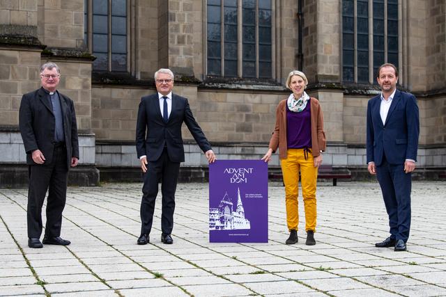 Bischof Manfred Scheuer, Bürgermeister Klaus Luger, Projektverantwortliche Maria Gräf-Hieslmayr und Vizebürgermeister Bernhard Baier freuen sich bereits auf die Eröffnung des neuen Adventmarktes am Dom.