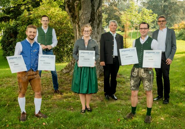 Fünf Auszeichnungen für unsere Jungwinzer: Matthias Leitner, Oliver Kröpfl (Vorstandsmitglied Steiermärkische Bank und Sparkassen AG), Lisa Peinsipp, Werner Luttenberger (Geschäftsführer Wein Steiermark), Daniel Loder-Taucher, Reinhold Holler (Direktor Fachschule Silberberg) (v.l.).