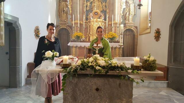 Bäuerinnen der Pfarre brachten symbolisch Most und Brot als Gaben zum Altar