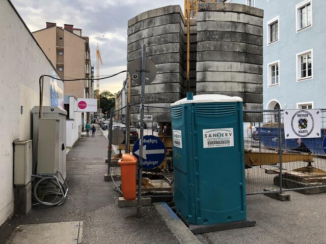 Oft verstellen Baufahrzeuge den Gehsteig.