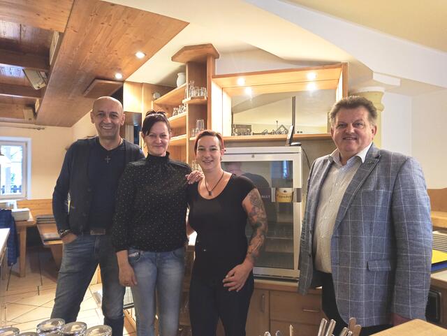 Jürgen Wurm, Hajnalka Gruber, Mitarbeiterin Lisi Kofler und Bürgermeister Thomas Steinerberger