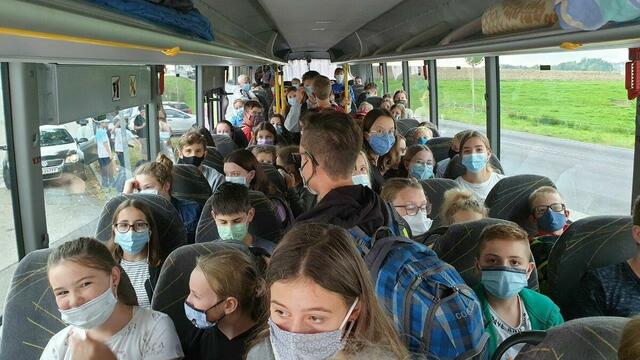 Aufstockung der Busse soll solche Bilder in Zukunft verhindern. Auch zwischen Fernitz und Graz kam es zu übervollen Fahrzeugen.