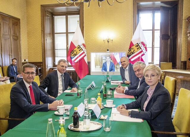 Wirtschaftslandesrat Markus Achleitner, Landeshauptmann Thomas Stelzer, Bundeskanzler Sebastian Kurz per Videokonferenz, AMS OÖ-Landesgeschäftsführer Gerhard Straßer, Arbeiterkammer OÖ-Präsident und Vorsitzender des ÖGB Oberösterreich Johann Kalliauer und Wirtschaftskammer OÖ-Präsidentin Doris Hummer.