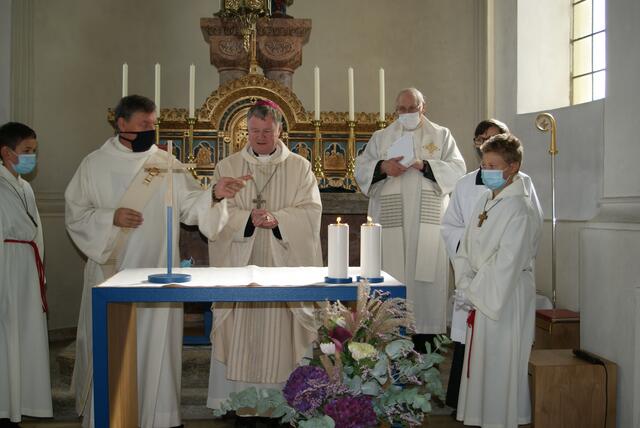 Bischof Manfred Scheuer weihte den neuen Volksaltar samt Ambo der Kirche in Stadl.