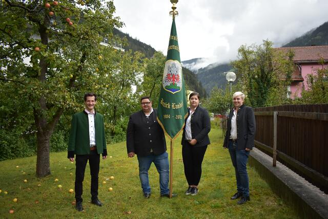 Die scheidenden Obleute Gabriel Juen (li.) und Stefanie Siehs (re.) übergaben ihre Funktionen an den neu gewählten Bezirksobmann Mathias Neuner (2.v.li.) und die neu gewählte Bezirksleiterin Jaqueline Traxl. (2.v.re.)