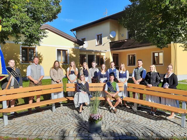 Michael Kohlbacher, Anton Stöger, Daniela Grundtner, Hannah Stöger, Verena Moser, Markus Doppler, Annalena Schwaiger, Stefan Latocha, Lisa Schwaiger, Bernhard Stadler, Julia Grundtner, Marlene Manglberger,
sitzend Landjugendleiterin Johanna Stadler, mit Landjugendleiter-Stellvertreter Manuel Mühlbacher