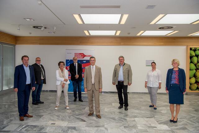 WKNÖ-Präsident Wolfgang Ecker, Walter Schmutterer, Michaela Gansterer-Zaminer, Bezirksstellenleiter Thomas Petzel, Bezirksstellenobmann Klaus Köpplinger, Bernhard Eremit, Kerstin Stava, Direktor-Stellvertreterin Alexandra Höfer