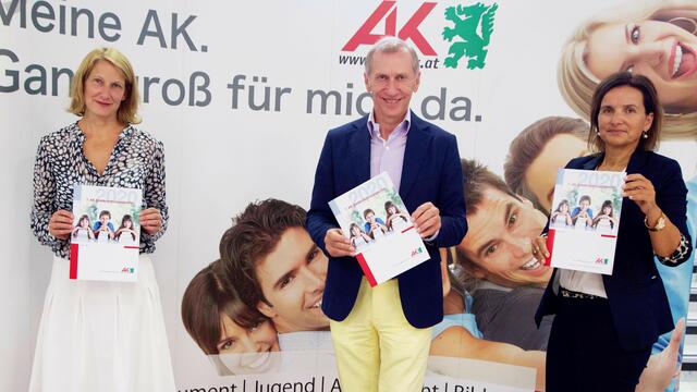 AK-Präsident Josef Pesserl, AK-Frauenreferatsleiterin Bernadette Pöcheim (r.) und Cordula Schlamadinger, Leiterin der Kinderdrehscheibe, präsentierten den neuen AK-Kinderbetreuungsatlas.