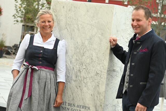 Die ersten beiden Träger der neuen jungen Eisenstraße-Tracht: Eisenstraße-Projektbetreuerin Anita Eybl mit Dirndl und Purgstalls Bürgermeister Harald Riemer im Janker.