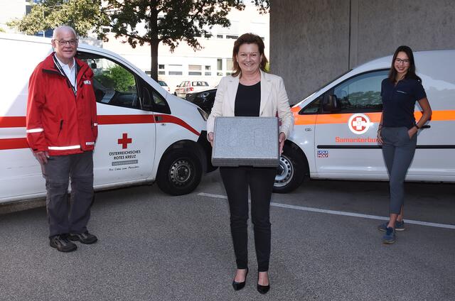 Vizebürgermeisterin Karin Hörzing (Mitte) freut sich über die gute Zusammenarbeit mit dem Roten Kreuz und dem Samariterbund.