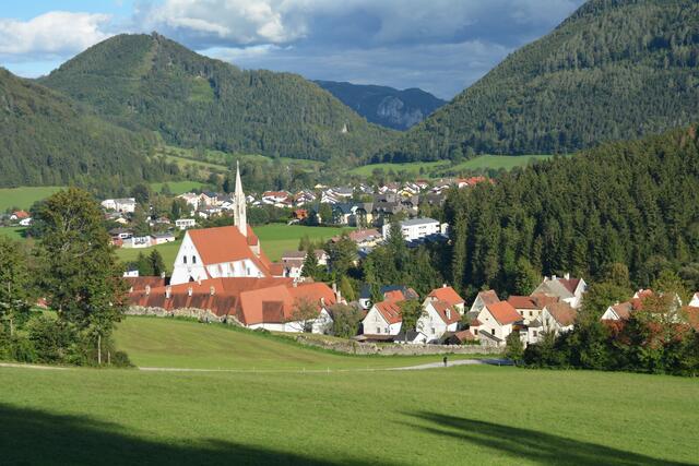 Vom Zug aus kann man die Kartause Gaming von oben bestaunen.