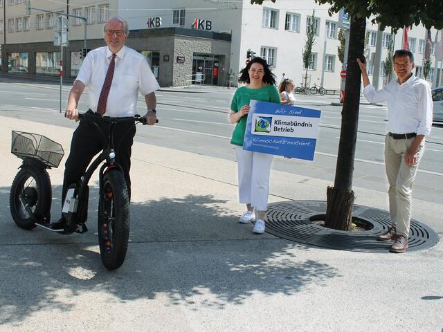 Herzliche willkommen in Klimabündnis Tirol IKB! IKB-Vorstandsvorsitzender Helmuth Müller, Klimabündnis-Obfrau LHStvin Ingrid Felipe und Bürgermeister Georg Willi.