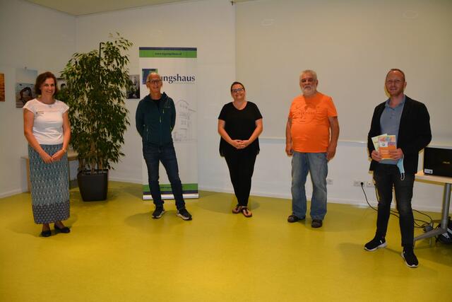 Beim BGE-Abend im Tagungshaus v.l. Sabine Peinsipp-Hölzl/Bildungsmanagement Tagungshaus, GR Richard Götz, Grüne Bezirkssprecherin Iris Kahn, Referent Robert Reischer und Grün-LA Georg Kaltschmid.