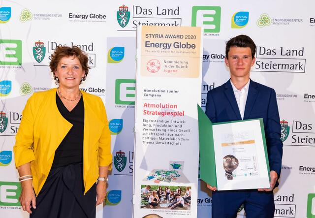 Umwelt-Landesrätin Ursula Lackner überreichte den Preis an Daniel Hofer, Geschäftsführer der Stainacher Junior-Company.