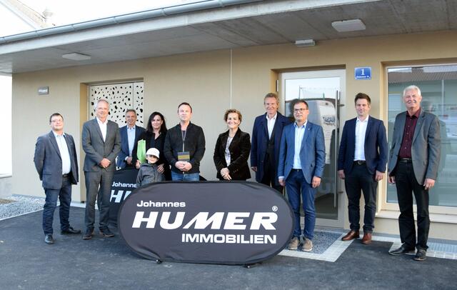 Bürgermeister und Gemeindevertreter bei der Wohnungsübergabe.