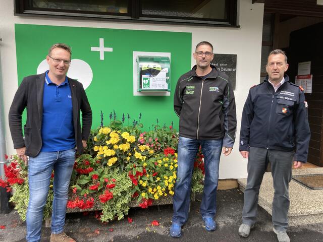 Brachten den neuen Defibrilliator an: Bürgermeister Michael Maier, Roger Hinteregger, Manfred Brunner