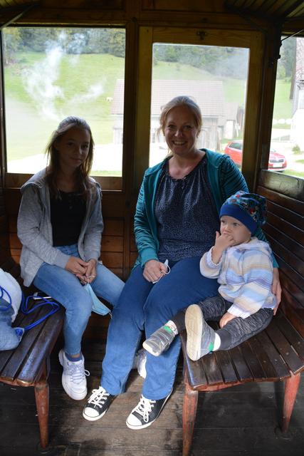 Genossen die Fahrt: die Zuggäste Larina, Mirja und Darian Gnedt aus Wolfpassing