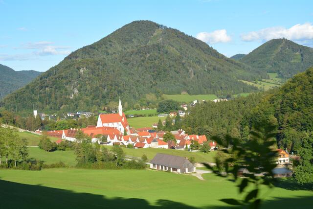 Vom Zug aus kann man die Kartause Gaming von oben bestaunen.