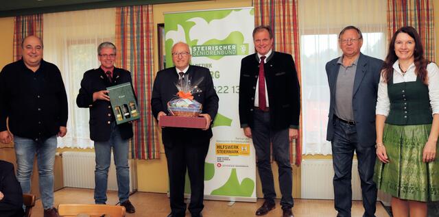 Ein Ehrengeschenk für Walter Gaich wegen seiner Verdienste.