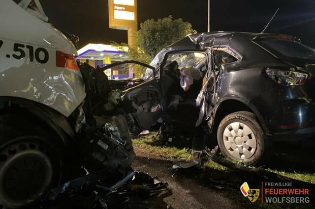 Das Rettungsfahrzeug prallte mit der Front gegen die Fahrerseite des Pkws.