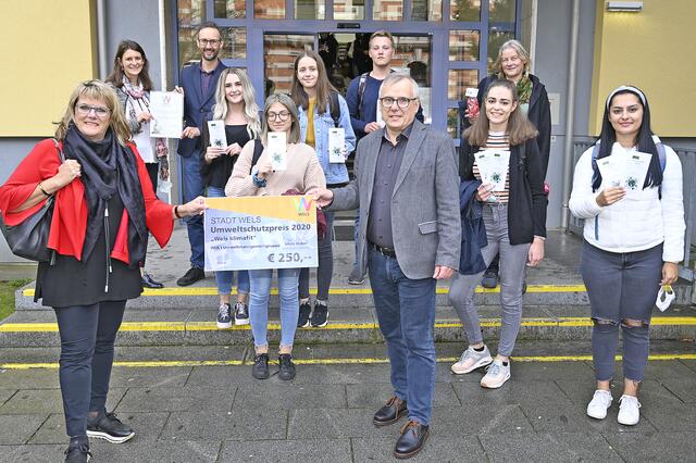 Die Umweltmanagementgruppe der Bundeshandelsakademie I Wels produzierte eine Broschüre für Workshops mit jüngeren Schülern. | Foto: Stadt Wels