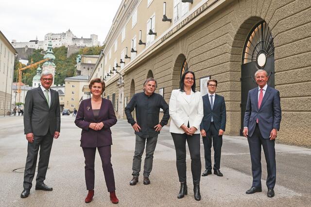 Präsentation der Pläne für die Investitionen in die Salzburger Festspielhäuser, im Bild v.l.: Bgm. Harald Preuner, Präsidentin Helga Rabl-Stadler, Intendant Markus Hinterhäuser, Staatssekretärin Andrea Mayer, Lukas Crepaz (Kaufmännischer Direktor) und LH Wilfried Haslauer.