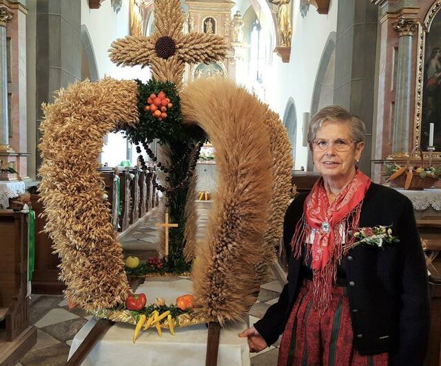 Elisabeth Schatz hat mit großer Kunstfertigkeit in vielen Stunden die prächtige Erntekrone gebunden.  | Foto: Pfarre St. Marein 