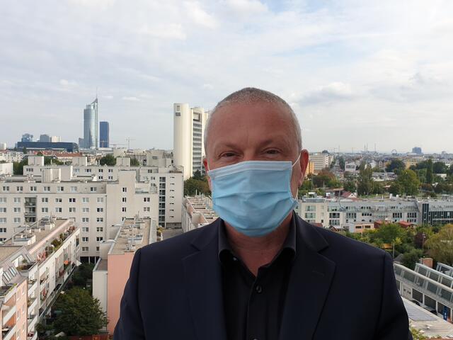 Ausnahmezustand Corona: Am kommenden Wahlsonntag trifft man Wahlbeisitzer Martin Strobel mit Mund-Nasen-Schutz an.