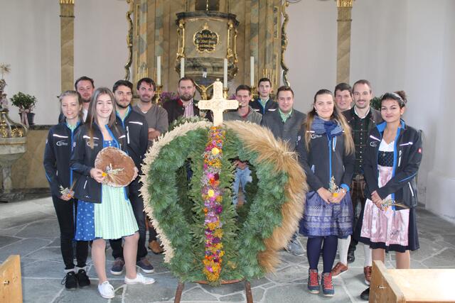 Die Landjugend Lieser/Maltatal mit der Erntekrone