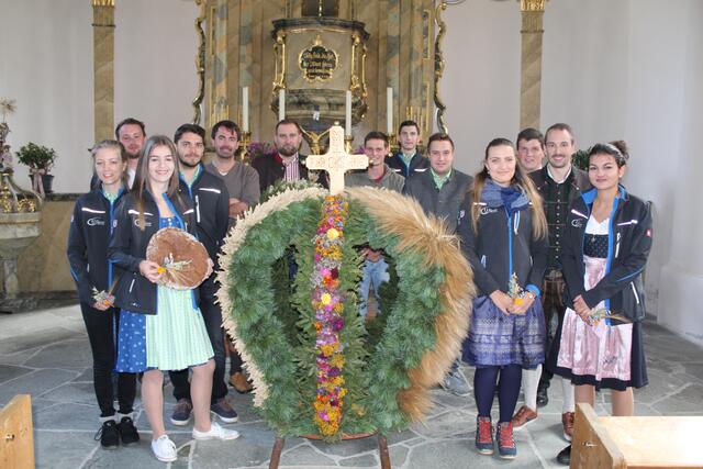 Die Landjugend Lieser/Maltatal mit der Erntekrone | Foto: Payer