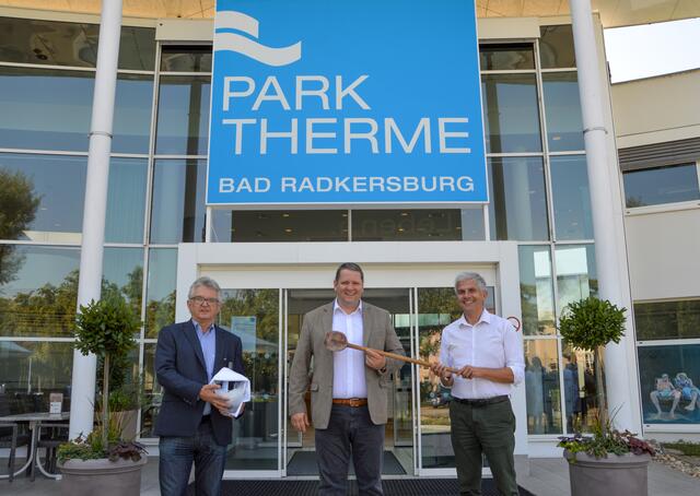 Johann Peheim mit Hannes Tinnacher und Parktherme-Geschäftsführer Christian Korn (v.l.).  | Foto: Parktherme