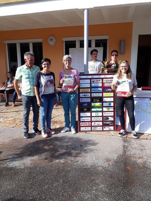 V.l..: Obmann Peter Neustifter, Renate Wiesinger-Schrenk, Carina Nistelberger und Julia Wiesinger,
(im Hintergrund: Lukas Wiesinger und Josef Frieß)