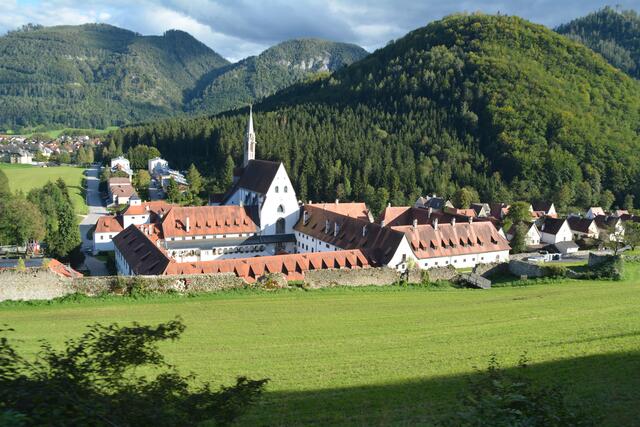 Vom Zug aus kann man die Kartause Gaming von oben bestaunen.