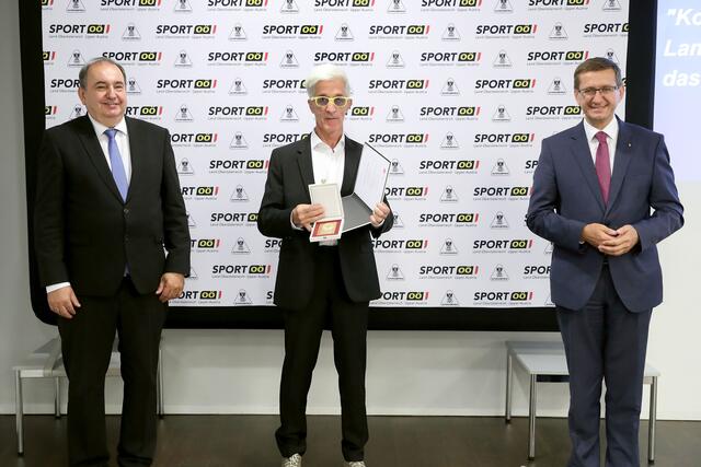 Wirtschafts- und Sport-Landesrat Markus Achleitner (re.) zeichnete gemeinsam mit dem Vorsitzenden der Landessportorganisation, Präsident Erich Haider (li.), unter anderem Josef Podechtl (Bildmitte) aus Ansfelden mit dem Titel „Konsulent“ aus.
