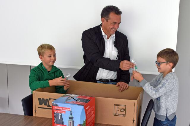 Als Belohnung gab es Sirnicha - überreicht vom Vizebürgermeister!