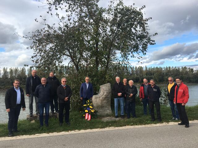 Die Fährleute gedachten dem Donau-Fährmann an seinem Denkmal.