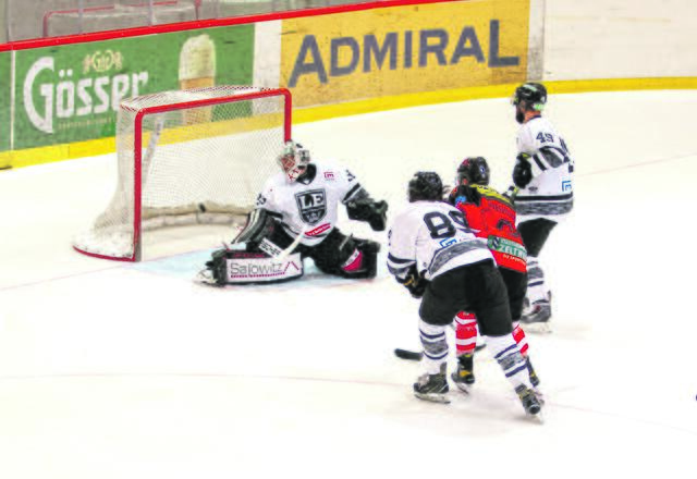 EVZ-Kapitän Florian Dinhopel erzielt hier eines seiner drei Tore, lässt Kings-Torhüter Leitsoni keine Abwehrchance.