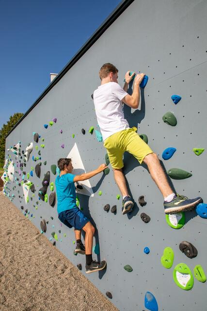 Die Bolderwand im Außenbereich des StadtKULTURsaales Trofaiach.