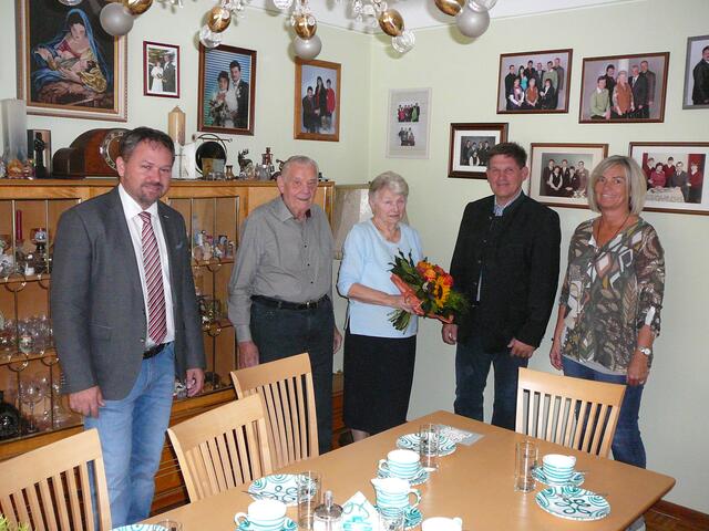 Marktgemeinde Ringelsdorf-Niederabsdorf: Ehrung zur Diamantenen Hochzeit der Jubilare Schweinberger Helga und Johann aus Niederabsdorf.
Personen am Foto: die Jubilare Schweinberger Johann und Helga und die Gemeindevertreter Bürgermeister Peter Schaludek, GGR. Gerhard Schindler und GGR. Marliese Hinczica.
 | Foto: Foto: MG Ringelsdorf-Niederabsdorf