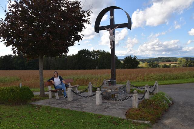 Beatrix Guger bei einem der zahlreichen Feldkreuze rund um Rotenturm.