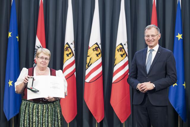 Monika Anzenberger erhielt von Landeshauptmann Thomas Stelzer die Silberne Kulturmedaille.