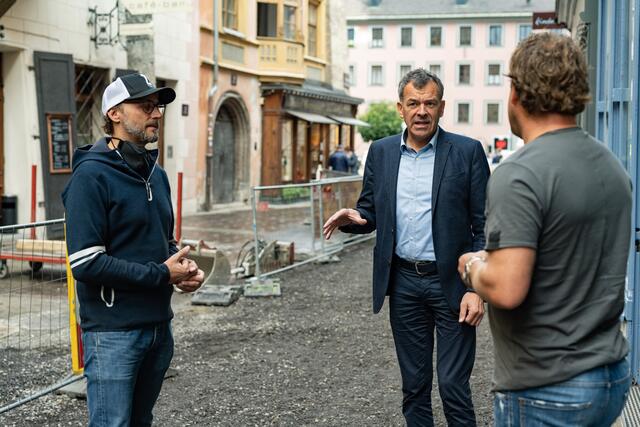 Die Altstadtgastronomen Germann Zimmermann (li.) und Patrick Liebhart im Gespräch mit Bürgermeister Georg Willi.