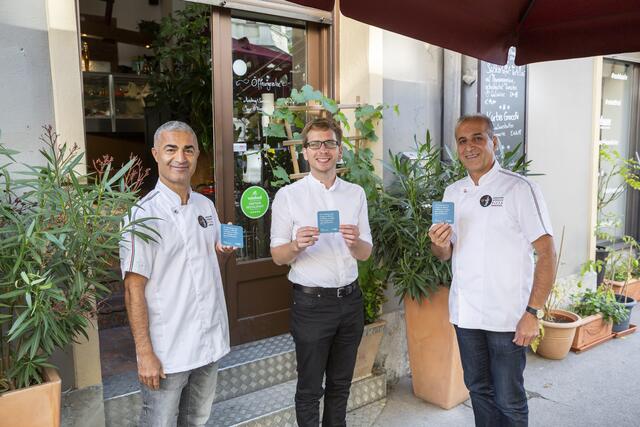 Bierdeckel-Aktion: Ishak Ceylan, Robert Krotzer und Bahrooz Hamah-Said (v. l.)