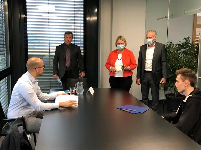 Preinsperger, Sengstbratl und Gerger besuchen ein Bewerbungsgespräch eines Jugendlichen von „Jugend am Werk" bei der Firma Aptiv.