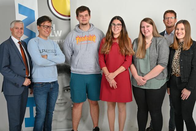 Neu gewählte Schülervertretung der Höheren Lehranstalt für wirtschaftliche Berufe Spittal (HLW) mit dem Organisationsteam
v.l.n.r. Dir. Adi Lackner, Felix Mathiesl (5M), Tobias Engel (4M), Schulsprecherin Karina Genser (5AHW), Karin Dullnig (4M), Bildungsberater Gernot Tischler, Lisa Aichholzer (3M)