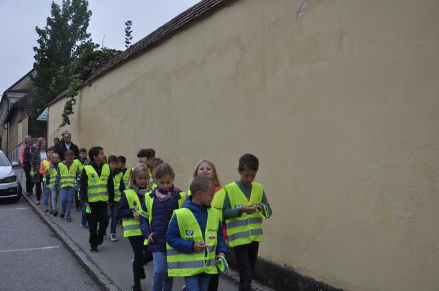 Die Schüler gingen gemeinsam den Weg zur Volksschule.