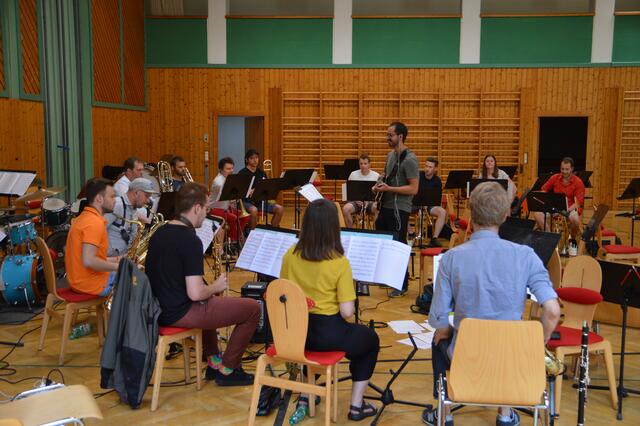 Bigband-Konzerte sind selten geworden. Emiliano Sampaio bringt diesen musikalischen Genuss nach Eggersdorf. | Foto: Schechtner