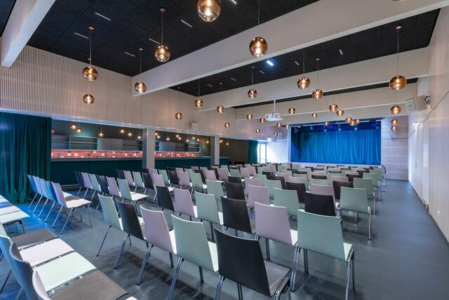 Einladend und auf dem modernsten Stand der Technik präsentiert sich der umgebaute Stadtsaal in Trofaiach. | Foto: Freisinger